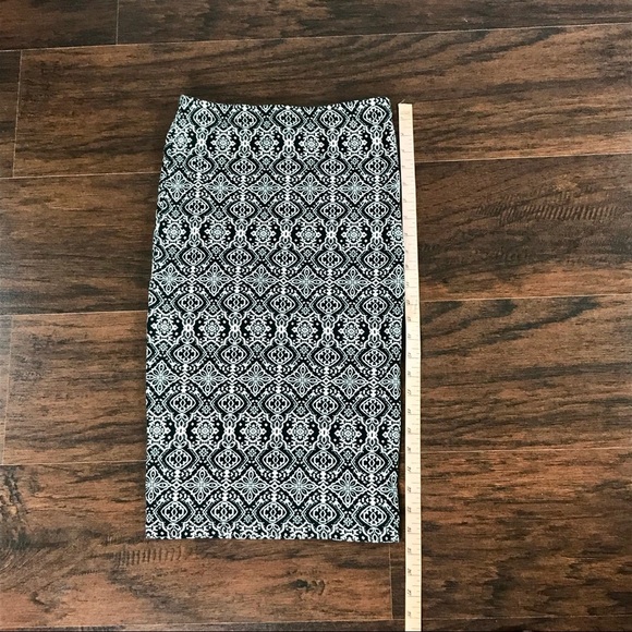 {Forever 21} Geometric Print Pencil Skirt - Picture 2 of 4
